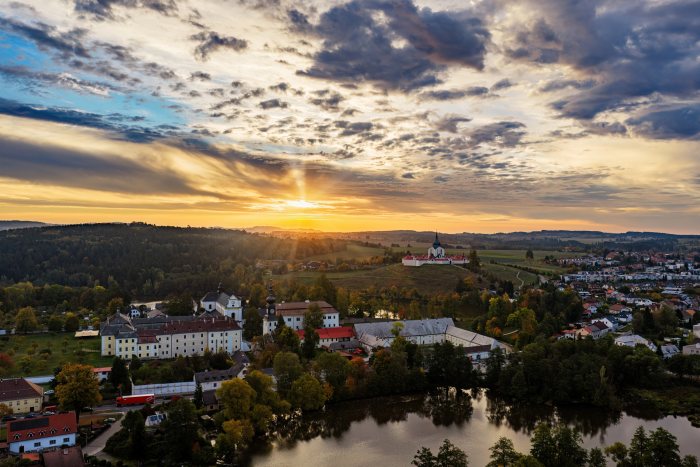 2026-10-07 - 07.34.02 - DJI_00553-HDR - Žďár nad Sázavou - Zelená Hora.jpg