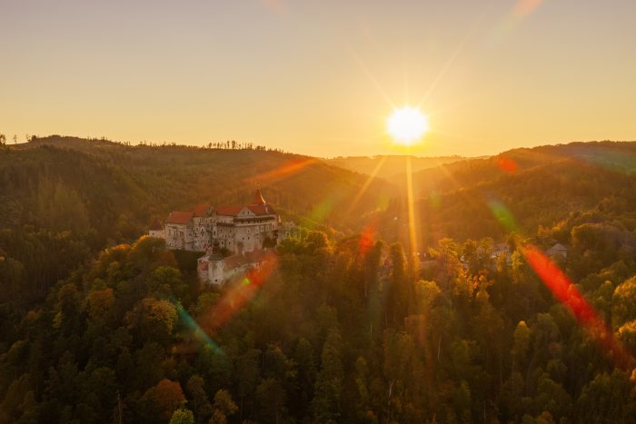 2026-10-07 - 17.51.26 - DJI_00948-HDR - Pernštejn (večer).jpg