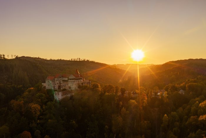 2026-10-07 - 17.52.21 - DJI_00958-HDR - Pernštejn (večer).jpg