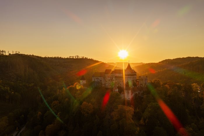 2026-10-07 - 17.52.38 - DJI_00963-HDR - Pernštejn (večer).jpg