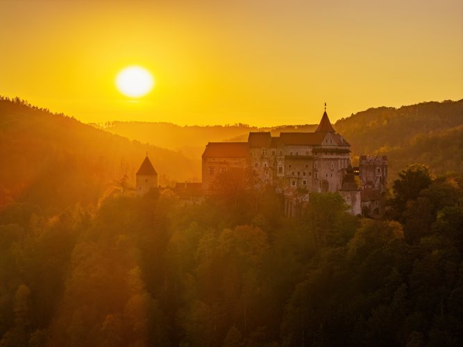 2026-10-07 - 17.54.10 - DJI_00978-HDR - Pernštejn (večer).jpg