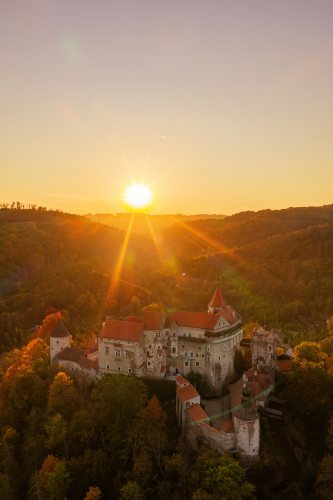 2026-10-07 - 17.57.48 - DJI_10034-HDR - Pernštejn (večer).jpg