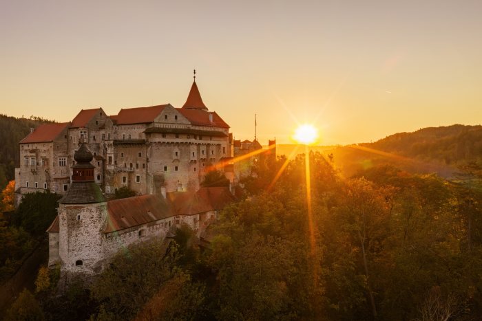 2026-10-07 - 17.59.04 - DJI_10049-HDR - Pernštejn (večer).jpg