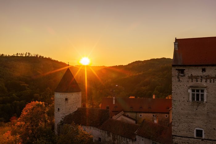 2026-10-07 - 18.00.03 - DJI_10059-HDR - Pernštejn (večer).jpg