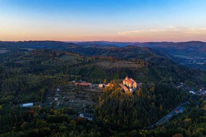 2026-10-07 - 18.00.55 - DJI_10099-HDR - Pernštejn (večer).jpg