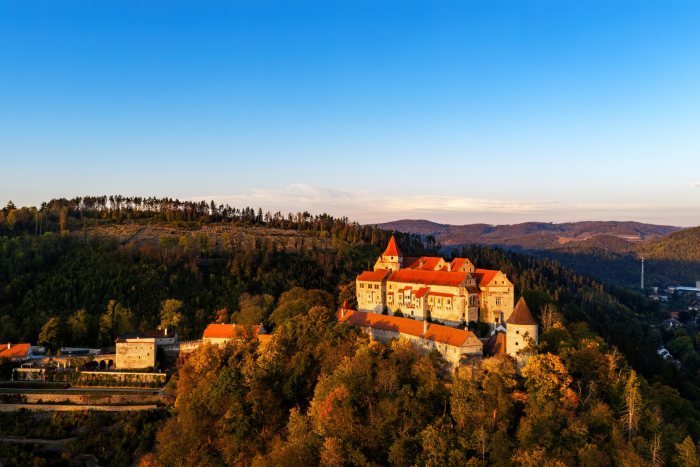 2026-10-07 - 18.00.59 - DJI_10064-HDR - Pernštejn (večer).jpg