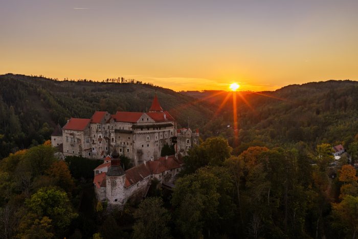 2026-10-07 - 18.02.50 - DJI_10114-HDR - Pernštejn (večer).jpg
