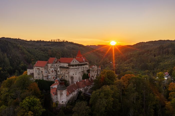 2026-10-07 - 18.03.27 - DJI_10120-HDR - Pernštejn (večer).jpg