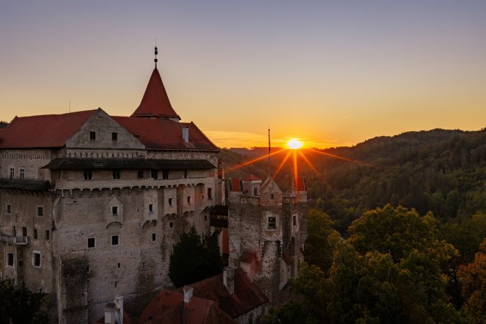 2026-10-07 - 18.03.49 - DJI_10125-HDR - Pernštejn (večer).jpg