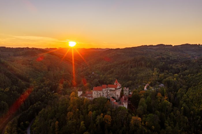 2026-10-07 - 18.05.36 - DJI_10145-HDR - Pernštejn (večer).jpg