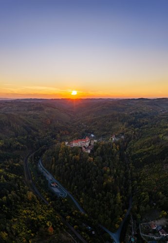 2026-10-07 - 18.07.45 - DJI_10156-pano-vert - Pernštejn (večer).jpg