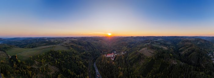 2026-10-07 - 18.08.19 - DJI_10157-pano - Pernštejn (večer).jpg