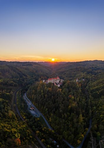 2026-10-07 - 18.09.07 - DJI_10159-pano - Pernštejn (večer).jpg
