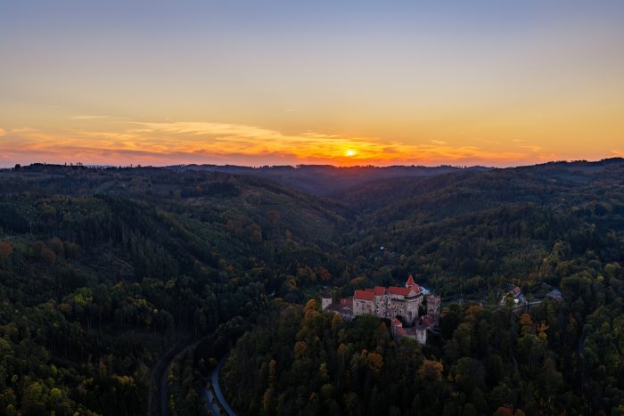 2026-10-07 - 18.11.08 - DJI_10170-HDR - Pernštejn (večer).jpg