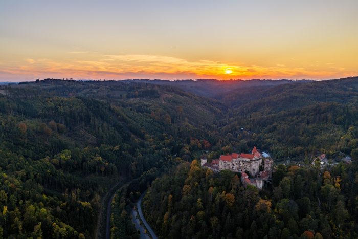 2026-10-07 - 18.11.32 - DJI_10175-HDR - Pernštejn (večer).jpg
