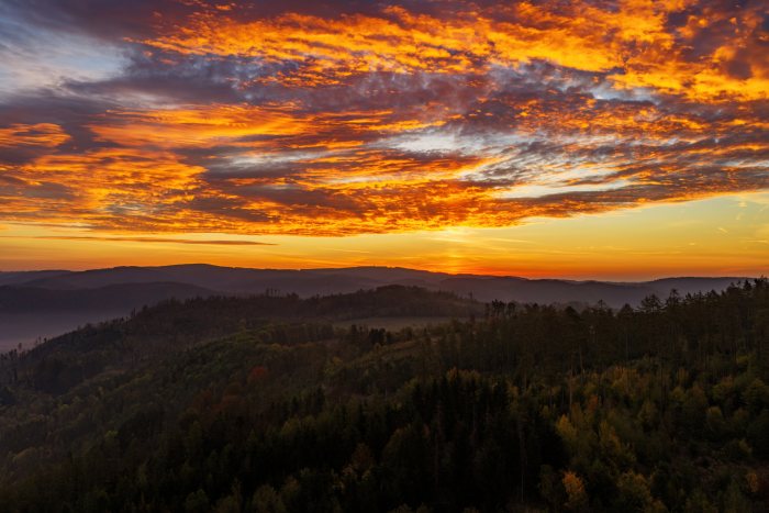2026-10-08 - 06.59.02 - DJI_10180-HDR - Pernštejn (ráno).jpg