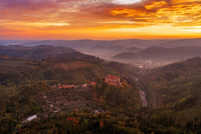 2026-10-08 - 07.00.42 - DJI_10200-HDR - Pernštejn (ráno).jpg