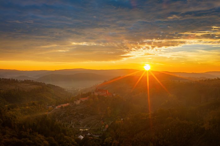2026-10-08 - 07.17.19 - DJI_10286-HDR - Pernštejn (ráno).jpg