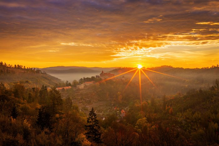 2026-10-08 - 07.18.31 - DJI_10296-HDR - Pernštejn (ráno).jpg