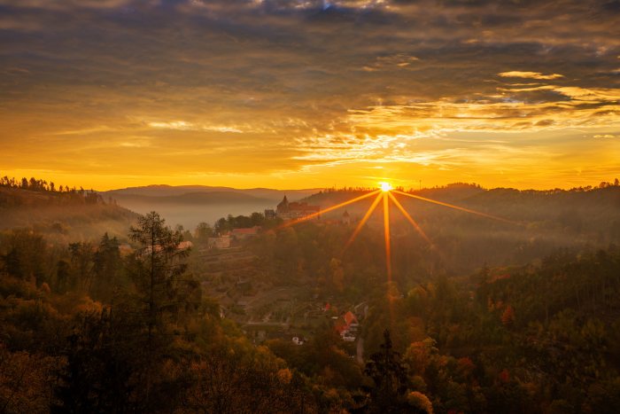 2026-10-08 - 07.19.54 - DJI_10311-HDR - Pernštejn (ráno).jpg