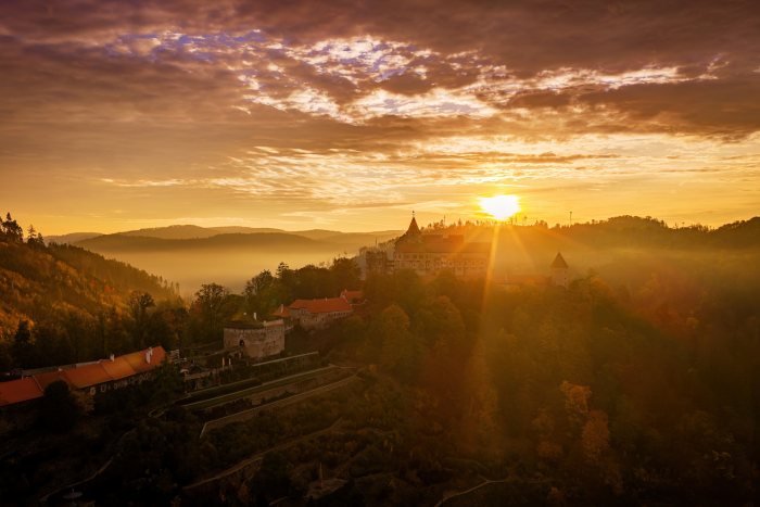 2026-10-08 - 07.34.47 - DJI_10425-HDR - Pernštejn (ráno).jpg