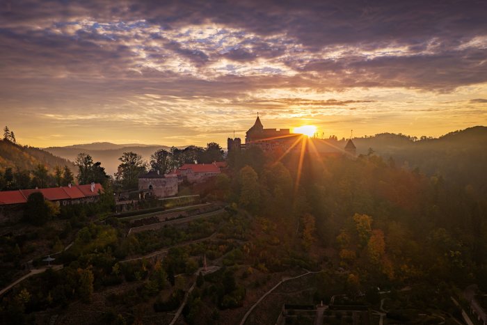 2026-10-08 - 07.35.08 - DJI_10430-HDR - Pernštejn (ráno).jpg
