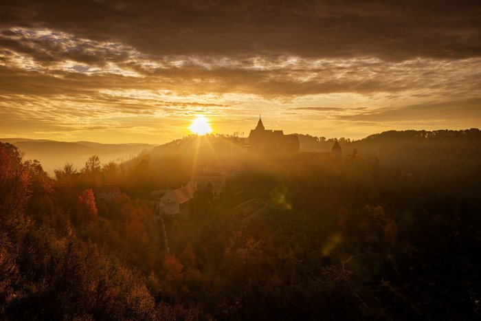 2026-10-08 - 07.38.16 - DJI_10452-HDR - Pernštejn (ráno).jpg