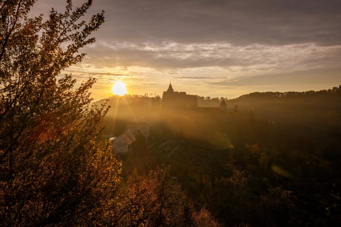 2026-10-08 - 07.39.14 - DJI_10462-HDR - Pernštejn (ráno).jpg