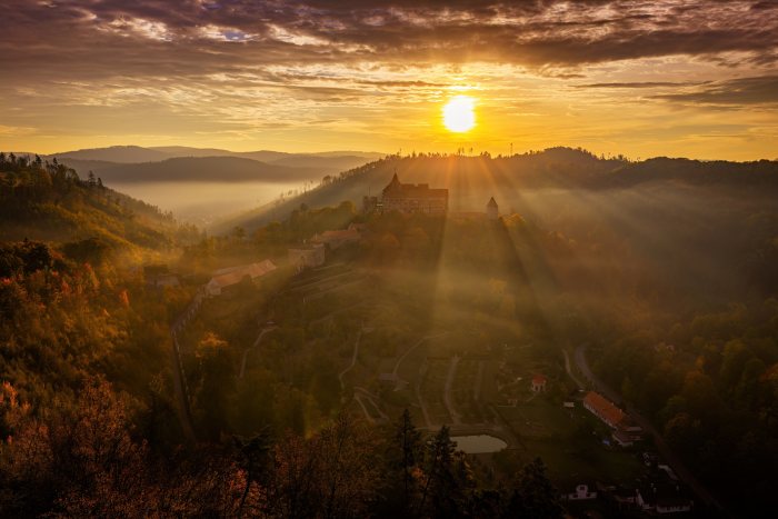 2026-10-08 - 07.40.07 - DJI_10467-HDR - Pernštejn (ráno).jpg