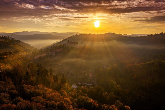 2026-10-08 - 07.40.28 - DJI_10472-HDR - Pernštejn (ráno).jpg