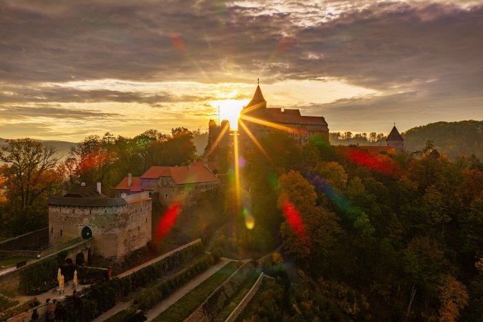 2026-10-08 - 07.51.25 - DJI_10511-HDR - Pernštejn (ráno).jpg