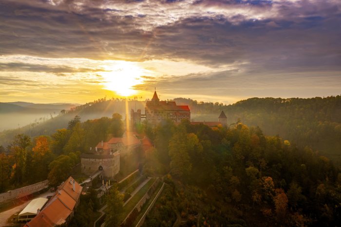 2026-10-08 - 07.52.26 - DJI_10526-HDR - Pernštejn (ráno).jpg