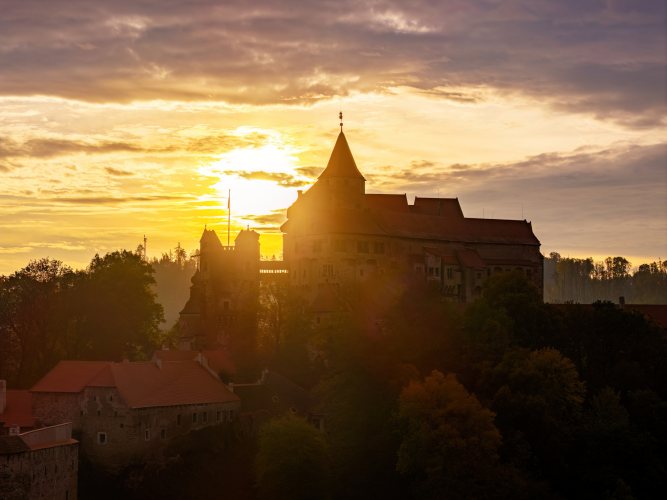 2026-10-08 - 07.53.12 - DJI_10536-HDR - Pernštejn (ráno).jpg