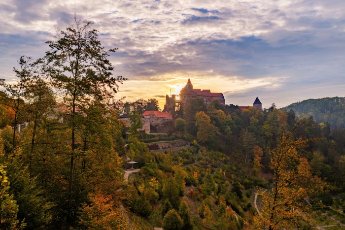 2026-10-08 - 07.55.42 - DJI_10556-HDR - Pernštejn (ráno).jpg